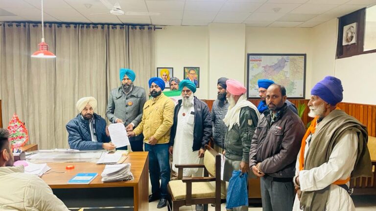 ਹੜਾਂ ਨਾਲ਼ ਹੋਏ ਖ਼ਰਾਬੇ ਤੇ ਮੁਆਵਜ਼ੇ ਲਈ ਕਿਸਾਨ ਜੱਥੇਬੰਦੀ ਵੱਲੋਂ SDM ਫਿਰੋਜ਼ਪੁਰ ਨੂੰ ਸੌਂਪਿਆ ਮੰਗ ਪੱਤਰ